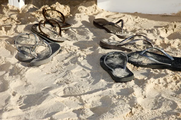 Flip flops på stranden (badkläder) — Stockfoto