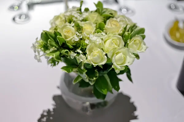 Белые розы в стеклянной вазе . — стоковое фото