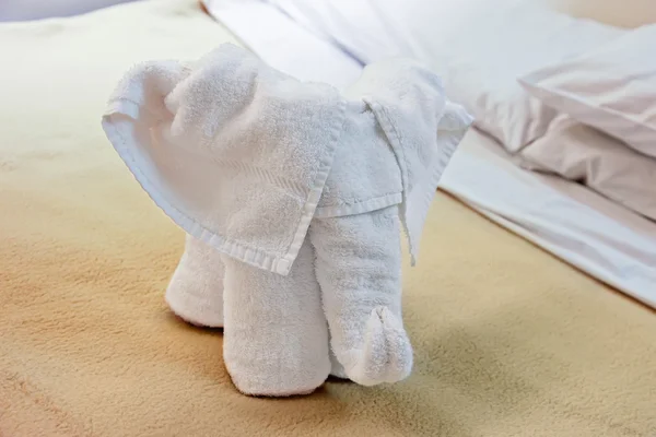 흰 수건에서 만든 코끼리 — 스톡 사진