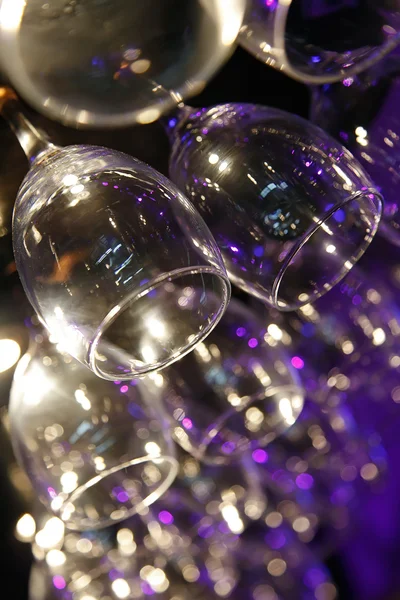 Closeup copo de vinho com bokeh luz no fundo . — Fotografia de Stock