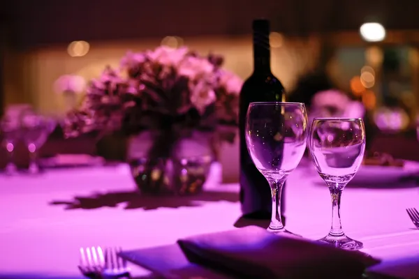 Tablo iki kişilik romantik bir akşam yemeği için dekore edilmiştir.. Stok Resim