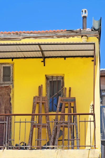 Желтый балкон с мольбертами — стоковое фото