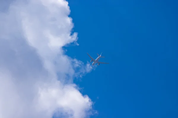 Aereo in un cielo blu — Foto Stock