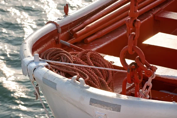 Крупним планом рятувальний човен з мотузкою на морі . — стокове фото