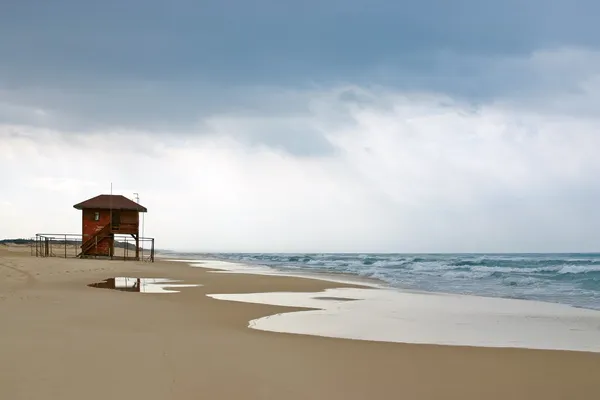 嵐の前に空のビーチ — ストック写真