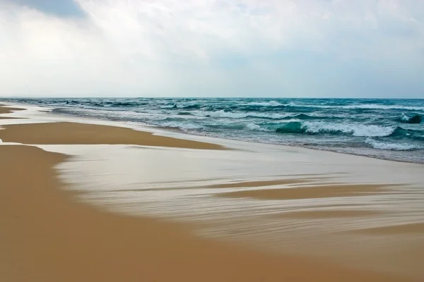 Voor de storm leeg strand — Stockfoto