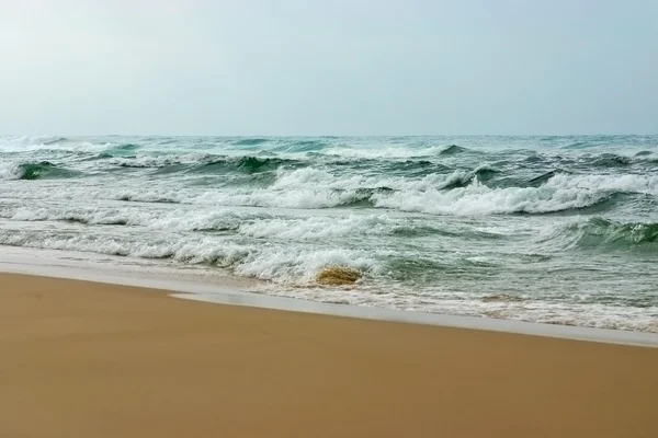 在暴风雨之前清空海滩 — 图库照片