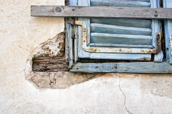Vieja ventana azul en la pared vieja —  Fotos de Stock