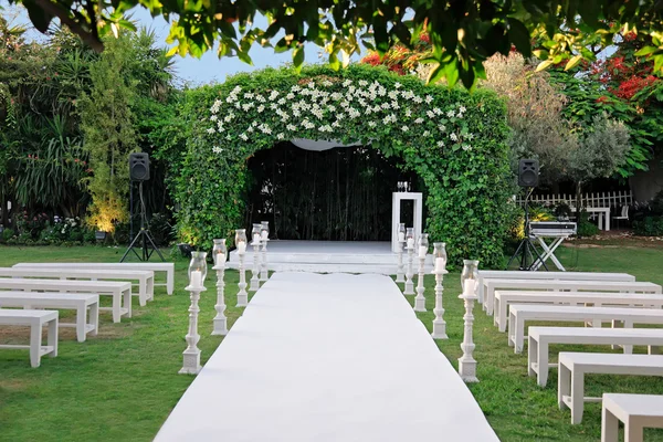 Canopy de ceremonia de boda al aire libre (chuppah o huppah ) — Foto de Stock
