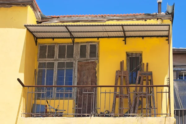 Gele balkon — Stockfoto
