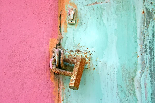Vieja cerradura en la puerta — Foto de Stock