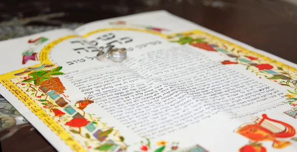 Matrimonio ebraico tradizionale, firma accordo prematrimoniale ketuba — Foto Stock