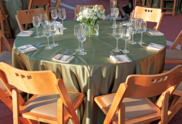 Накрытие стола для свадьбы — стоковое фото