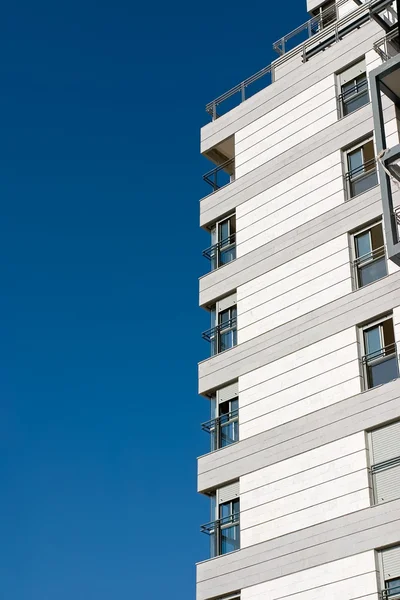 Bostadshus byggarbetsplats och blå himmel. — Stockfoto