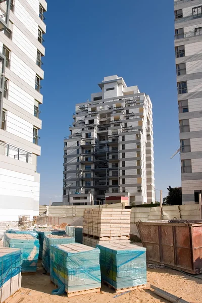 Construcción de edificios residenciales y cielo azul — Foto de Stock