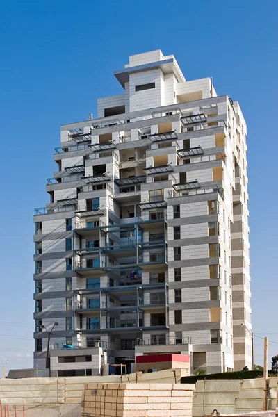 Residential building construction site and blue sky — Stock Photo, Image