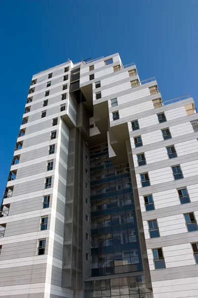 Plac budowy budynku mieszkalnego i błękitne niebo — Zdjęcie stockowe