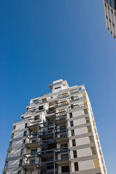 Строительство жилого дома и голубое небо — стоковое фото
