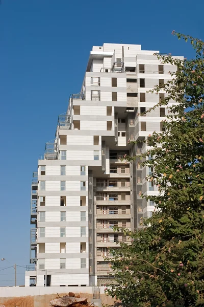Plac budowy budynku mieszkalnego i błękitne niebo — Zdjęcie stockowe