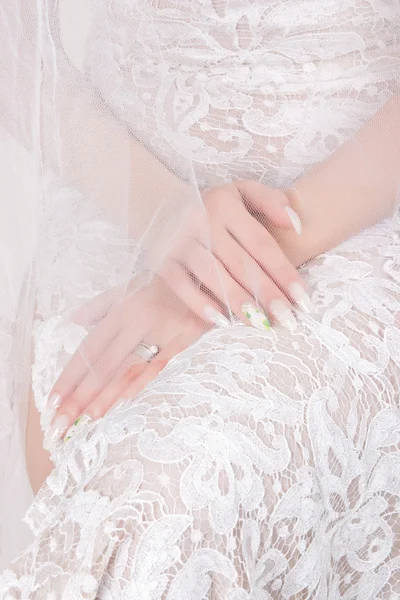 新娘与修指甲的手 — 图库照片