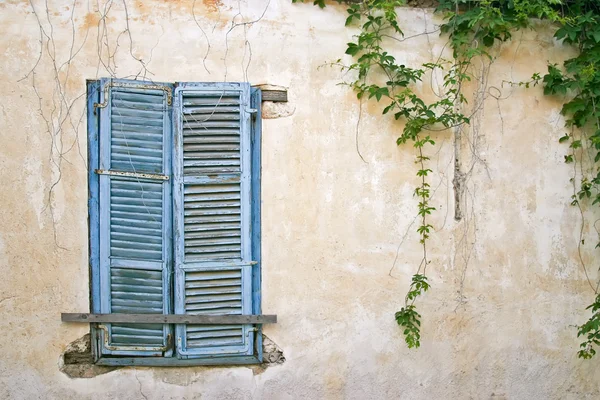 Oude blauwe venster op oude muur — Stockfoto