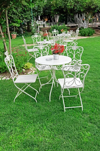 Güzel bahçe beyaz bahçe mobilyaları. — Stok fotoğraf