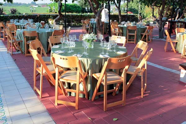 Grande tavolo da pranzo allestito per il matrimonio, cena con bella decorazione — Foto Stock