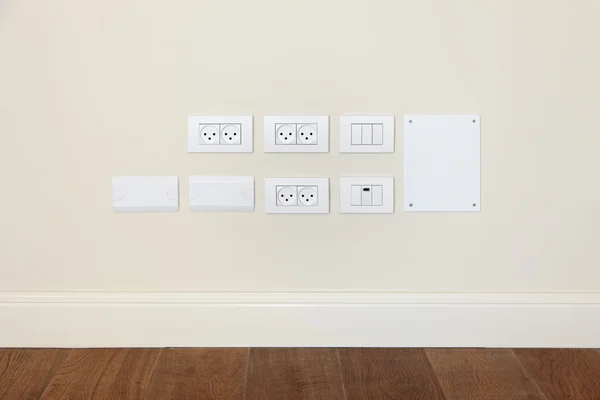Toma de corriente y interruptor de luz en la pared —  Fotos de Stock