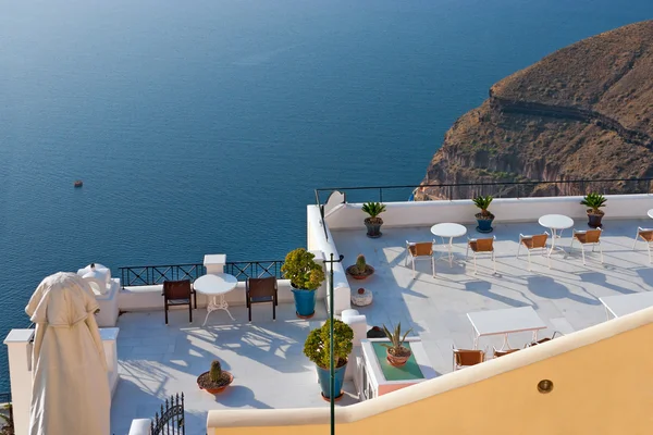 Santorini, een café met uitzicht op de zee — Stockfoto