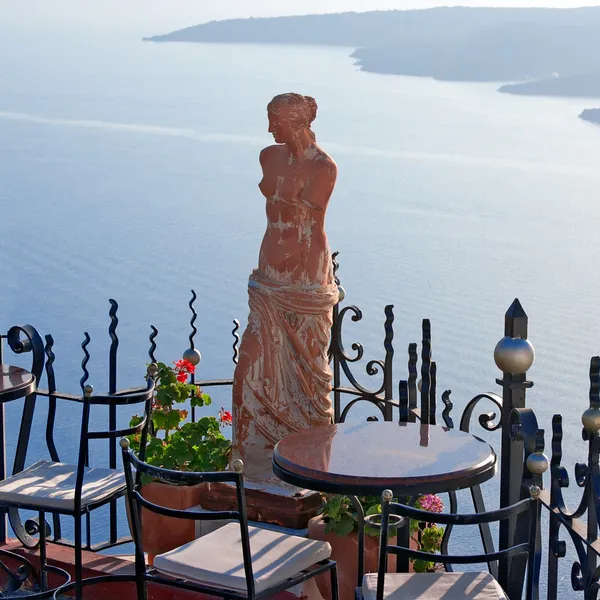 Santorini Griechenland, Statue des Aphroditen im Café im Freien — Stockfoto