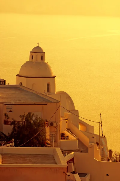 Zachód słońca na wyspie santorini, grecki kościół z krzyżem — Zdjęcie stockowe