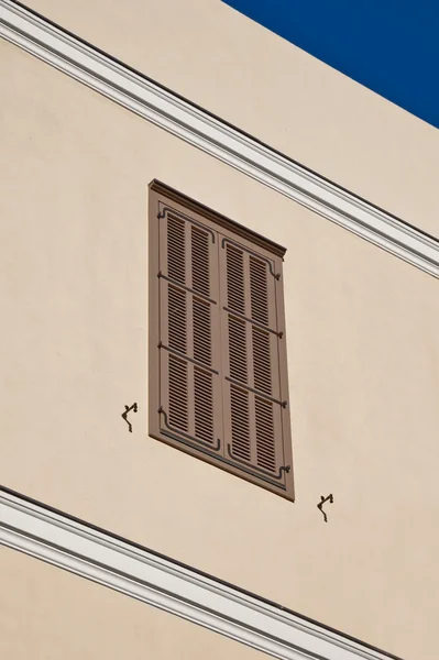 Fenster mit Holzfensterläden — Stockfoto