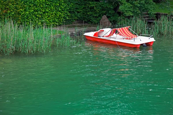 Красно-белый катамаран на озере Вольфгангзее Австрия . — стоковое фото