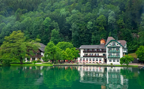 Het prachtige huis op het meer wolfgangsee Oostenrijk (dorp st. — Stockfoto