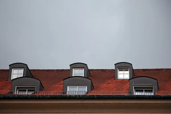 Červenou taškovou střechou v Mnichově, Německo — Stock fotografie
