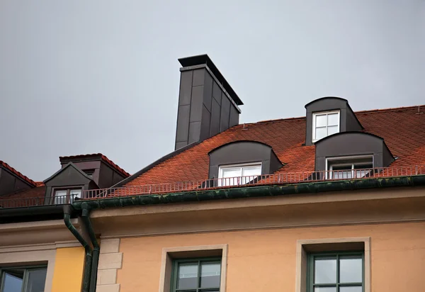 Крупный план домов с красной черепицей в Мюнхене, Германия — стоковое фото
