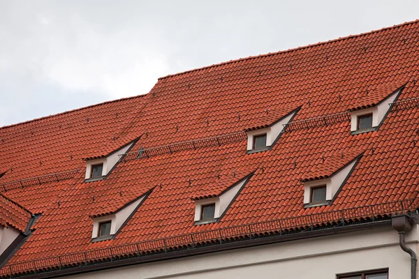 Czerwony dachówka dachu w Monachium, Niemcy — Zdjęcie stockowe