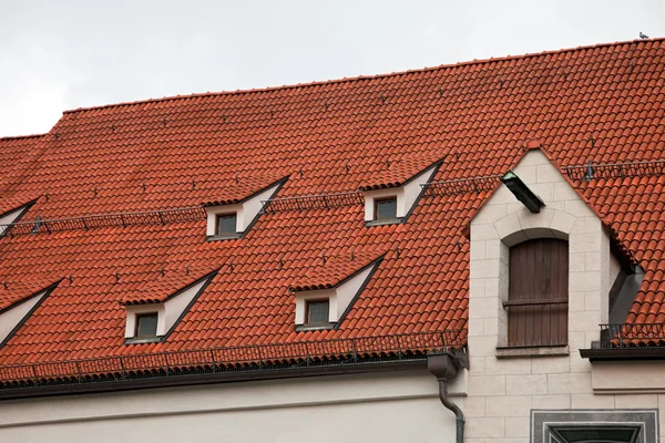 Czerwony dachówka dachu w Monachium, Niemcy — Zdjęcie stockowe