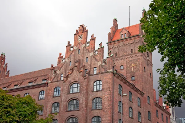 Старое здание из красных брикетов возле старого мюнхенского ботанического сада — стоковое фото