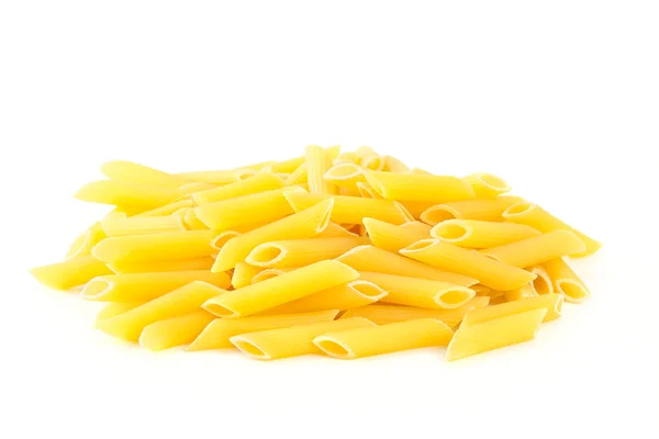 Pasta Penne isoliert auf weißem Hintergrund. — Stockfoto