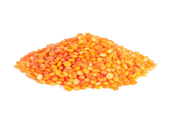 Pile lenticchie rosse isolate su sfondo bianco . — Foto Stock