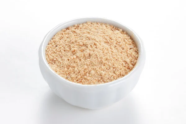 Ground Ginger (Zingiber officinale) в белой миске на белом баке — стоковое фото