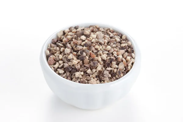 Crushed Black pepper (Piper nigrum) in a white bowl on white bac — Stock Photo, Image