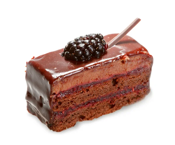 Кусок шоколадного торта с глазурью на белом изолированном фоне — стоковое фото