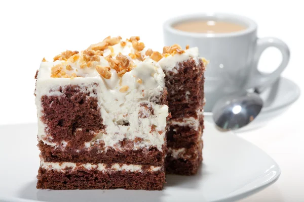 Кусок шоколадного торта с глазурью на белом — стоковое фото