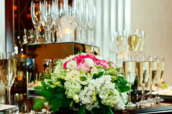 Glas champagne, blommor — Stockfoto