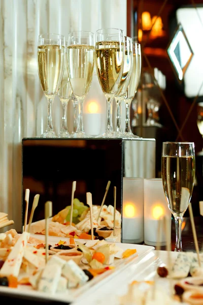 Sklenice šampaňského, sýr — Stock fotografie