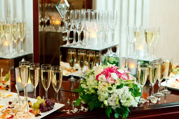 Glasses of champagne, flowers — Stock Photo, Image