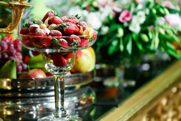 연회 테이블에 딸기 — 스톡 사진
