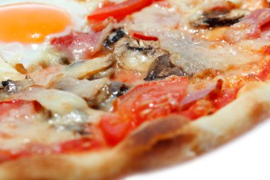 Pizza ile izole yumurta